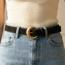 Round Buckle Rough Leather Belt: Silver/Black