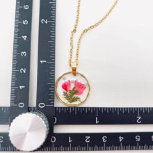 Dried Flowers Floral Irregular Round Pendant Necklace - Leucanthemum paludosum